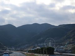 東名高速道路 富士川サービスエリアの観覧車が、見えてきます。