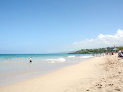 車で約1時間、ハプナビーチに到着～！

綺麗な青のグラデーション！
