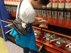 * Goofy's Candy Company *

寄り道しました。
計り売りのお菓子。ボウズ、グミとかすきなので。
