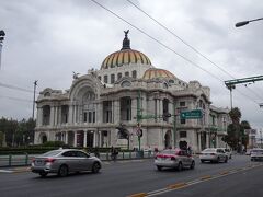 郵便局のすぐ近くにあるベジャスアルテス宮殿。

こちらは、メキシコで最も格式の高い劇場のひとつで、クラシックコンサートやオペラ、メキシコの伝統舞踏が催されています。
