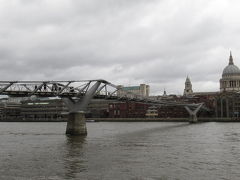この橋のデザインコンセプトは「優雅な剣、光の翼」。ロンドンの近代さを感じる場所でした。