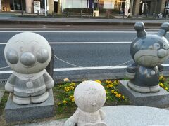 街にはアンパンマン関係の像が多くあります。漫画家のやなせたかしさんが高知で育ったからなんですかね。アンパンマンミュージアムも高知県にあります。