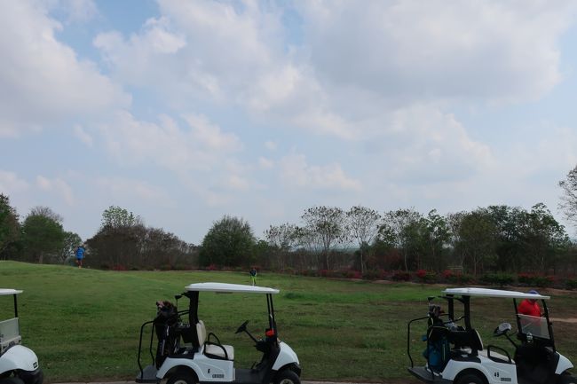 ■Pattavia Century Golf Club<br />ドイツ人二人はカート利用