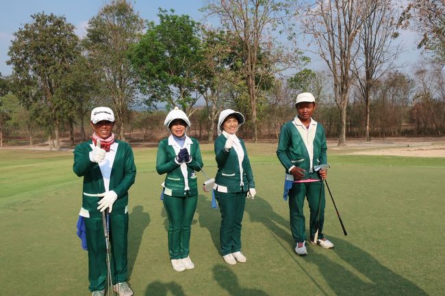 ■Pattavia Century Golf Club<br />歩きプレーでご苦労様....子持ちママンさんキャディさんでした。