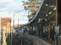 カーブしている湘南海岸公園駅８時０１分着。
藤沢に向かうにつれて徐々に乗客が増えてきます。