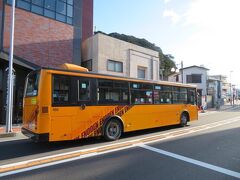 江ノ電江ノ島駅からモノレールの湘南江の島駅まではすぐ。
駅前の通りには派手なオレンジ色の江ノ電バスが走り去って行きました。

（つづく）