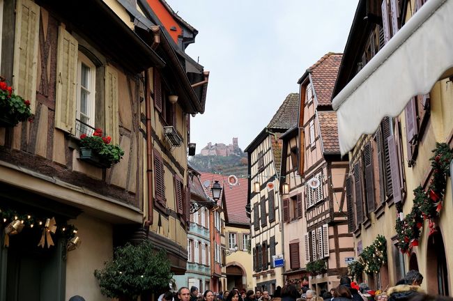 通りの奥に、リボーヴィレの3つの城のひとつ”サン・ウルリッヒ城（Château de Saint-Ulrich）”が見える～！