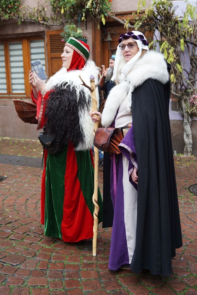 中世ですが、スマホ持ってま～す。