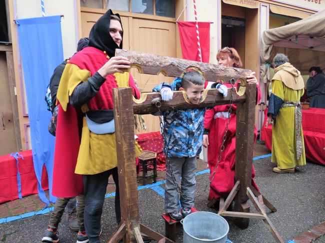 メインストリートでは、斬首刑の子どもが…。