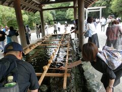 バスで豊受大神宮へ移動しました。
天照大神の食事を司る神の豊受大神をおまつりしている豊受大神宮の手水舎です。ここは衣食住をはじめとする産業の守り神です。