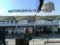 ムリンスキー ニヴィ バスターミナルに到着しました。写真にもあるようにターミナル周辺は建築中の物も含めて、新しい建物が点在しています。
乗ってきたFlixbusはブルノ発、ブラチスラヴァ経由ブダペスト行きだったのでたくさんの人がバスの到着を待っていました。

