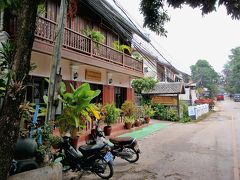 宿を変えるといってもすぐ近くの、徒歩3分くらいの一つ南側の通りにある「Pakhongthong Villa Saynamkhan Vat Nong」という、2階建て9室の小さなゲストハウス。