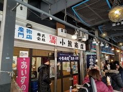 空港から前回印象がよかった二条市場の小熊商店へ。
従業員が増えていました。いきなり「日本語大丈夫？」ときかれたので、「ﾊｲ、ｽｺｼﾀﾞｲｼｮﾌﾞﾃﾞｽ」と答えておきました。
