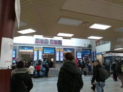 ブラチスラヴァ中央駅。古めかしい小さな建物。スロヴァキアとチェコの違いを見聞きすることがありますが、駅の雰囲気自体はさほど変わらないように思いました。
ただ、周辺にいる人の様子が違う。券売機のおつりが出るところに手を突っ込む複数の人や、何をしているのかわからない人、急に立小便をする若者（駅前でです）など、駅が建てられたころは同じような環境だったのでしょうが、そこにいる人の様子が違うことが印象に残りました。

