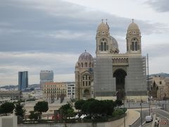 新港(La Joliette)に面して建つマジョール大聖堂(Cathédrale de la Major)
通称マルセイユ大聖堂です。大きい～＠＠！

ローマ・ビザンチン様式を取り入れた大きなドームと緑と白の大理石の
縞模様が美しいローマカトリック教会。