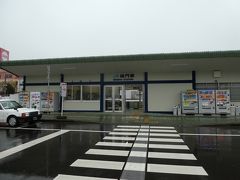 鳴門駅。雨は霧雨程度になってきました。
