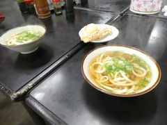 うどん小２２０円に天ぷら１００円を１個、計３２０円。
１０時過ぎにやっと朝食にありつけて妻がほっとしています。