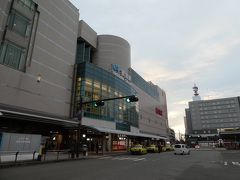 徳島駅。あ、今日は晴れるかも。東の空、朝ぼらけ。