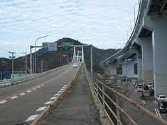 さて、１３：２０出発。鳴門駅ー小鳴門橋ー紀貫之碑ーらっきょう畑ーウチノ海岸辺ー高島渡船ー小鳴門橋ー岡崎渡船ー岡崎海岸ーさつまいも畑ーポカリスエットスタジアムー鳴門駅、としました。渡船の時刻が軸になるのでたぶん自動的にこうなるはず。
まずは小鳴門橋を渡ります。歩道・自転車道は橋の部分はなく車道だけ。車が切れたスキに一気に向こう岸まで走ります。