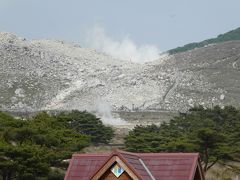 その元凶。硫黄山。
噴気を上げている上、道路の脇からも噴気が出るようになって、小林からえびの高原のメインルートが通行止めになったのが痛かった。今回もそれで遠回りなのです。
最近、小林から硫黄山の手前までは通れるようになったのですが、この山の脇を通るところが車両通行止め。えびの露天風呂跡に車を駐車して、そこから池めぐり遊歩道経由でえびの高原まで歩いてこられるのですが、往復３時間くらい。一般観光客には使えないルートですね。せめてこの噴気地帯を避けた遊歩道、つくれないのかなあ？そしたら往復１時間くらいにはなるのですが。国立公園だから難しいのかな？