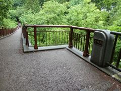 さて、秋川渓谷です。
遊歩道は雨で滑りそうで遠慮しましたが、この吊り橋は渡ってみたい。