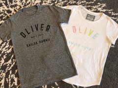 『オリバー メンズ ショップ（Oliver Mens Shop）』
■住所：49 Kihapai St., Kailua, HI 96734
■TEL：（808) 261 6587
■営業時間：【月～金】10:00～18:00／【土日】10:00～17:00
■公式HP：https://www.oliveandoliverhawaii.com

カイルアの『オリバー メンズ ショップ』で
主人がTシャツ（$41.88/4,641円）を購入。

写真右のレディースTシャツ（$34）は2016年に購入したものです。

お揃いになっちゃった（苦笑）