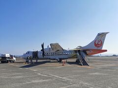 鹿児島に戻ると、すぐに次の便に向かいます。日本エアコミューターATR42-600です。昨日種子島に行く際に乗ったATR72-600より小さい飛行機です。コウノトリが描かれ｢TAJIMA」と書かれています。この飛行機とは、この後長い付き合いになりました。
