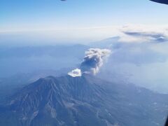 鹿児島空港を飛び立ち、今度は屋久島に向かいます。途中、桜島の近くを飛びます。山頂から噴煙が上がっています。