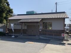 浜松城公園から姫街道を北上して「犀ヶ崖資料館」に。無料で入場でき、係の人が説明してくれました。