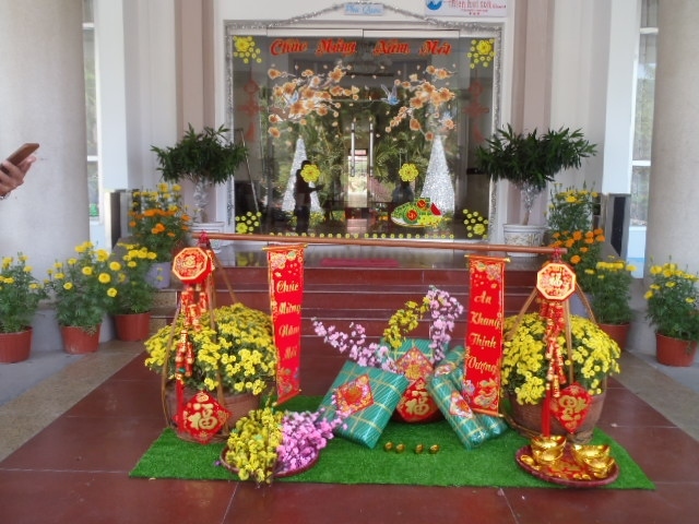 翌日にはこのような、黄色とピンクと赤に彩られた華やかな迎春の、<br />デコレーションに様変わりしました。