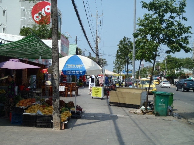 今は此のエリアでの整備工事は終わっていましたが、御覧の様にお店の店先として歩道半ばまでお店が拡張され・・・