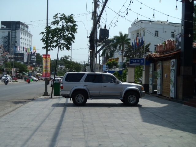 お店に依っては専用駐車場なのか？<br />店先に常駐している感じ！