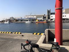 サクッと食べて三崎港へ
宮川湾からは10分ほどで到着
1時前で食堂の前は人だかりはありますが、いつもより空いている感じ。