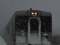 おかげさまで今日は運休なしでした
長野駅では積雪はないが・・・
千曲川沿いを下り始めると・・・雪・雪
 信濃川となったらそこは豪雪地帯