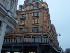 Harrod's の反対側を歩きます。