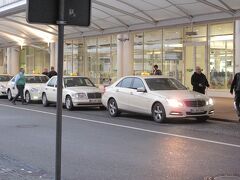 ミュンヘンのフランツ ヨーゼフ シュトラウス国際空港に到着。
飛行機は、行きと帰りで空港が異なる周遊ツアーでとりました。