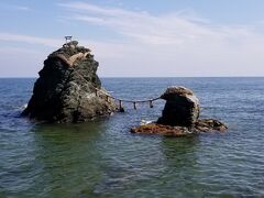 夫婦岩の大注連縄は、1本が長さ35m・重さ40kg・太さ10cmで、計5本張られており、年に3回（5月5日・9月5日・12月中旬ごろの土日）張り替えられています。 威勢の良い木遣り唄が流れる中、お祓いを受けた大注連縄が氏子らの手によって、張り渡されます。参拝者の方も、参道から手送りで参加することが出来ます。
