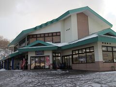 途中休憩をはさんで「きくや商店」から３時間かけて、やっと着いた『海の駅わんど』。
鰺ヶ沢の観光の拠点。