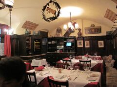 昼食は、老舗レストラン「グリーヒェンバイスル」で。
1447年創業で、モーツァルトやベートーベンも来たというお店です。
