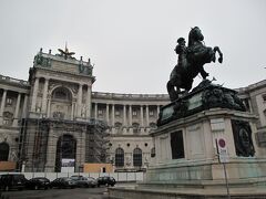 オイゲン公の騎馬像と新王宮。