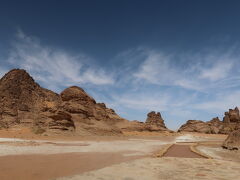 ジュッパの岩絵へ
高所恐怖症には怖い階段付き


https://goronekone.blogspot.com/2020/02/jubbah.html