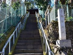 そして急な階段横には『稲付（いなつけ）城跡』の石碑。
こんな住宅街に城跡？
https://www.city.kita.tokyo.jp/hakubutsukan/rekishi/fureru/bunkazai/nishigaoka/inatsuke.html