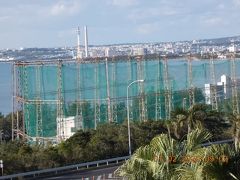 沖縄道 伊芸S.Aからの眺望です、金武町と書いてきんと読むそうですゴルフネットの向こうは石炭火力発電所です。
