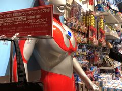 お次はウルトラマン★

小さなお店で、パパがぐるーっと見て終了。
でも意外と娘がお試し用のおもちゃにハマる。

時間あるし、ゆっくりしてくださーいと思っていましたが。。