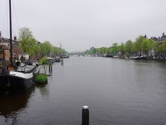 ここはアムステルダム川。運が多いこの街で唯一の自然の川です。