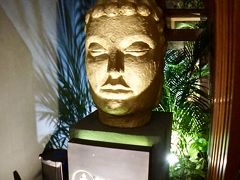 【アハイアウ・ダ・ジュダ(Arraial d'Ajuda)／バイーア州／ブラジル】

おっと!!

どこの国にもありがち（特に、西洋文化が浸透した国・街）の、「東南アジア」を象徴した「仏像」......の首.......。