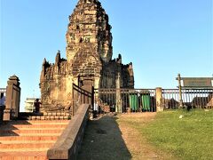 Phra Prang Sam Yod（プラ・プラーン・サームヨート）

12月08日（日）　　16:15

道路を渡って
クメール時代の3基の塔堂（プラーン) をもつ
プラ・プラーン・サームヨードへ

入場料：THB 50 / 1人

