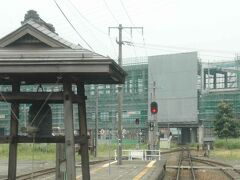 飯山駅は新幹線の工事真っ最中です
上越・富山・金沢へと伸びる
 その昔、急行『能登』急行『白山』では10時間位かかったと思う
 それが数時間で結ばれることに
 またトンネルも多いことでしょう
日本海をゆっくり眺める旅は？