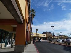 バーストーにある「The Outlets at Barstow」に立ち寄り。
ラスベガスのアウトレットと比べて、店舗も商品数も規模が小さいです。