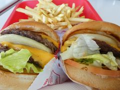 「Factory Merchants Outlet Mall」と同じ敷地内にあるIn-N-Out Burgerで昼食。
この旅２回目のIn-N-Outですが、おいしいからいいんです。